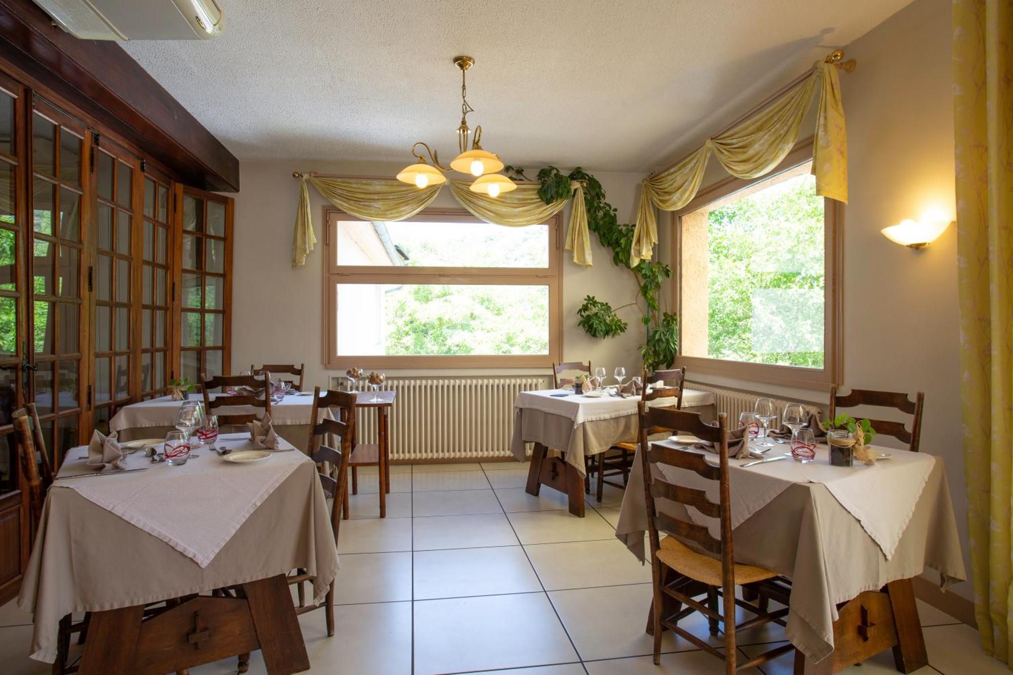 אמביאלט Logis Hotel Restaurant Du Pont מראה חיצוני תמונה