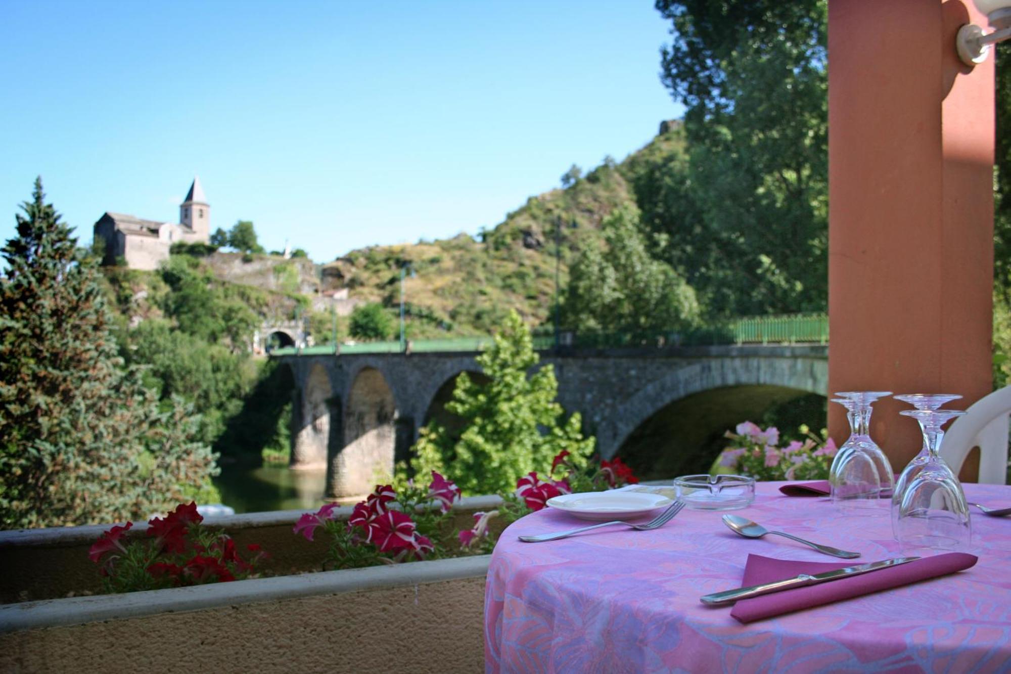 אמביאלט Logis Hotel Restaurant Du Pont מראה חיצוני תמונה