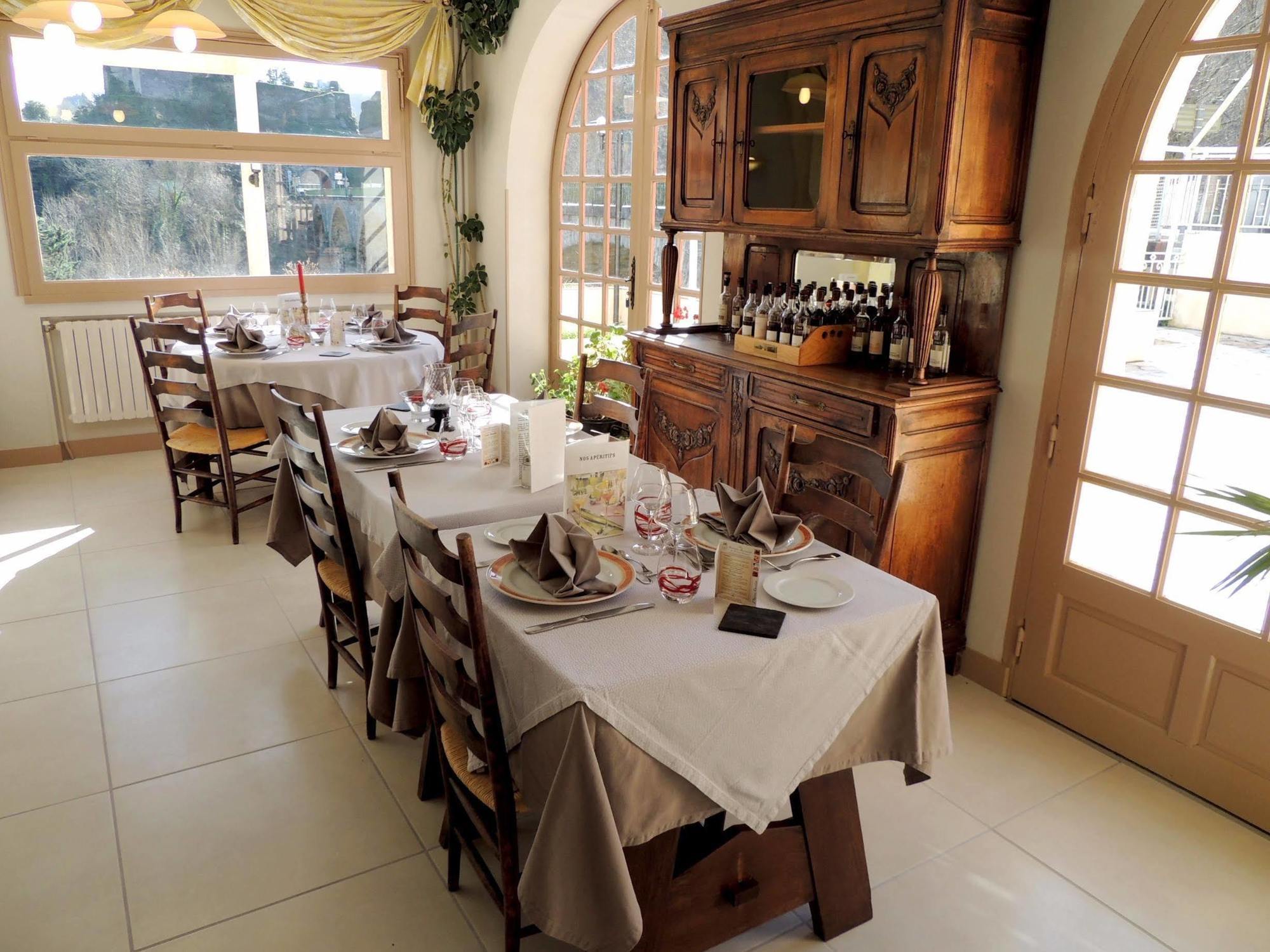 אמביאלט Logis Hotel Restaurant Du Pont מראה חיצוני תמונה