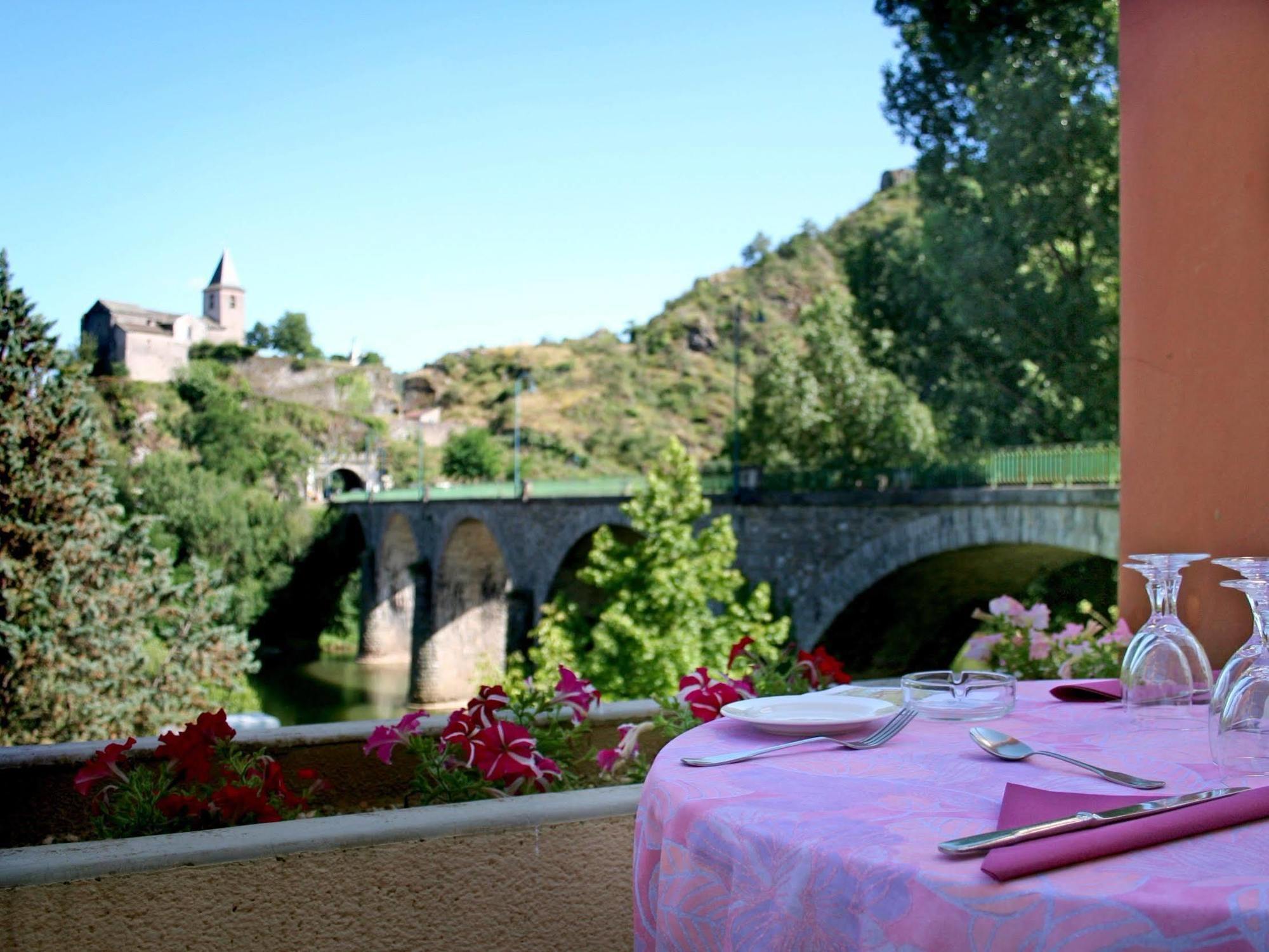 אמביאלט Logis Hotel Restaurant Du Pont מראה חיצוני תמונה