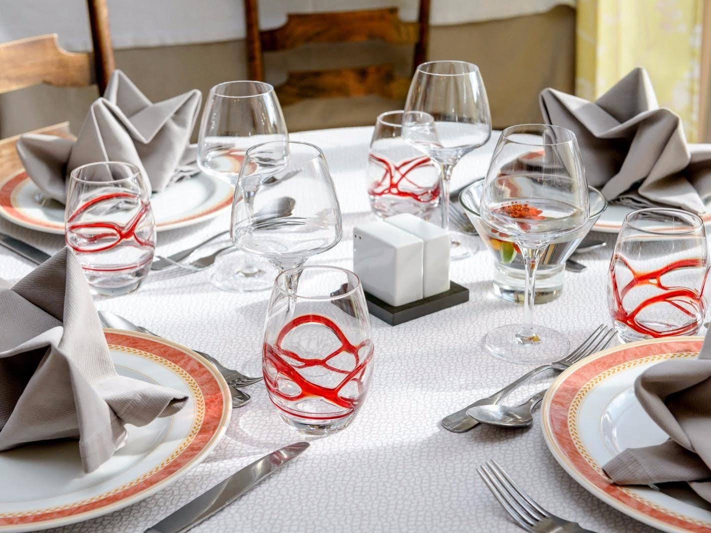 אמביאלט Logis Hotel Restaurant Du Pont מראה חיצוני תמונה